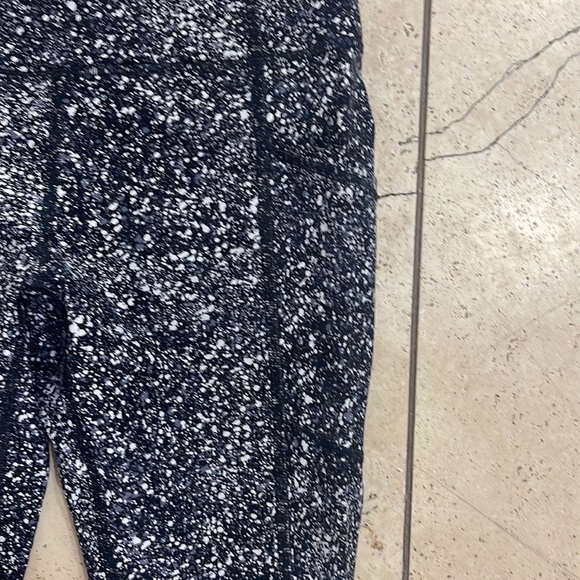 Lululemon leggings size 6 with pockets and zipper - Picture 2 of 4